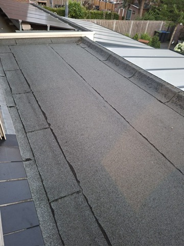 Detail van bitumen dakrenovatie met strakke banen