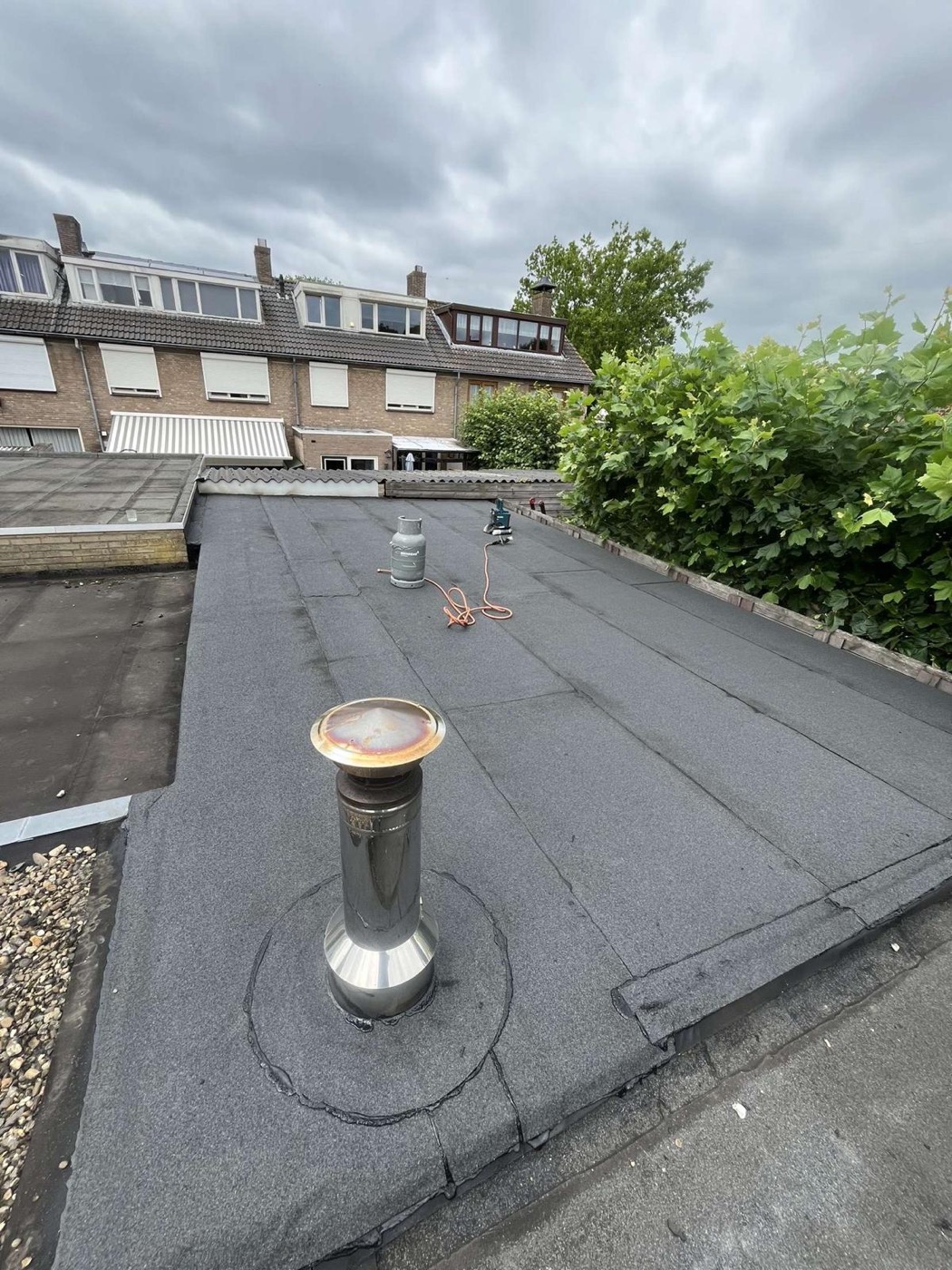 Afgewerkt plat dak met bitumen dakbedekking